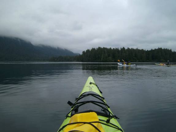 Passeio de caiaque nas águas calmas e geladas de Tofino, na costa oeste da Vancouver Island, na Columbia Britânica.no Canadá